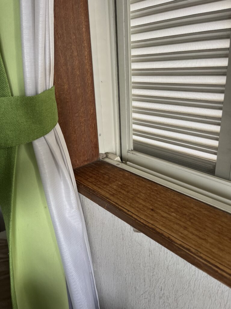 春日市 内窓工事前の窓枠の写真