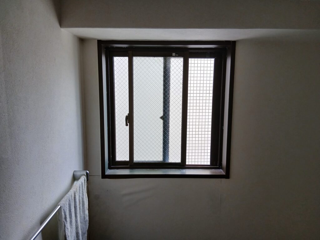 福岡市西区でガラスに網が入っている防火仕様の窓をカバー工法!After