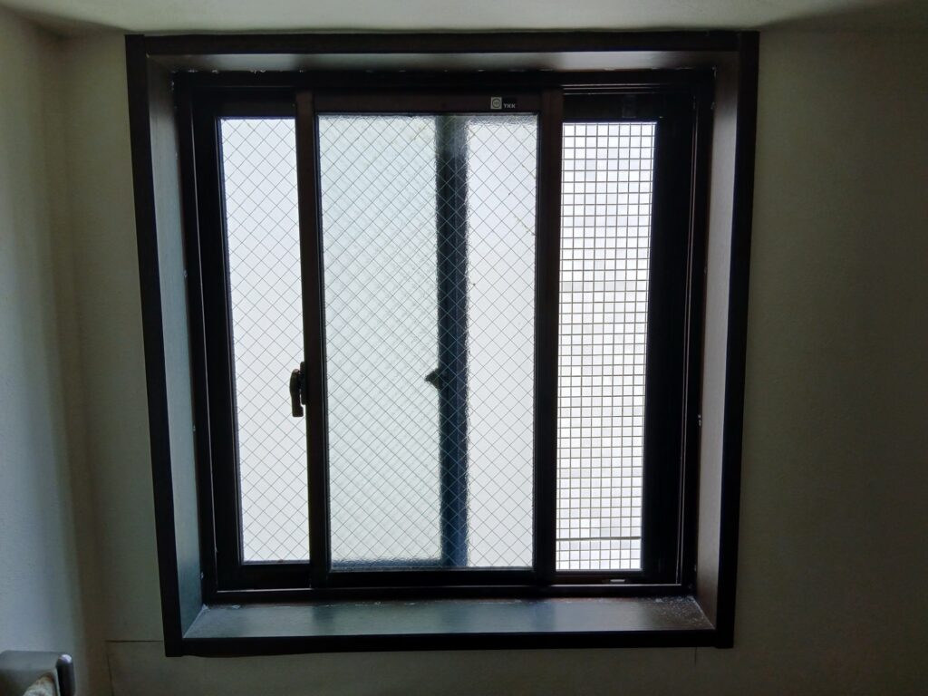 福岡市西区マンションで網入りガラスの窓交換!Before防火窓