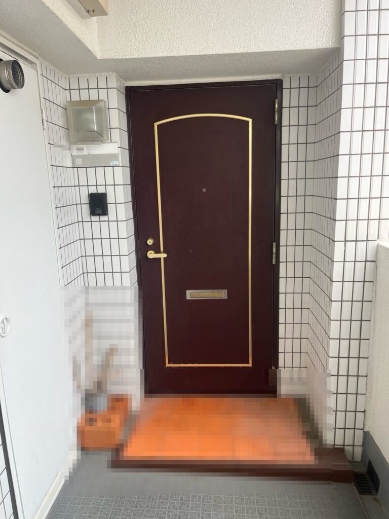 福岡市西区で塩害で腐食したマンションドアのカバー工法で取替!Before
