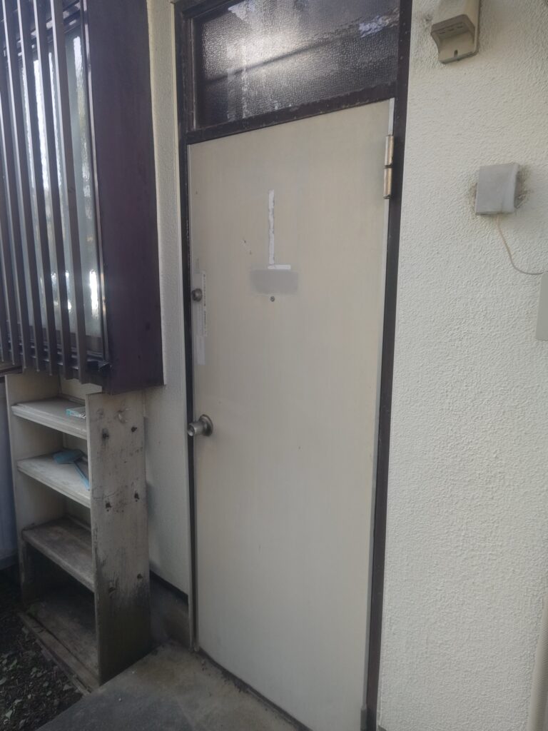 福岡市西区　勝手口スチール枠のドア