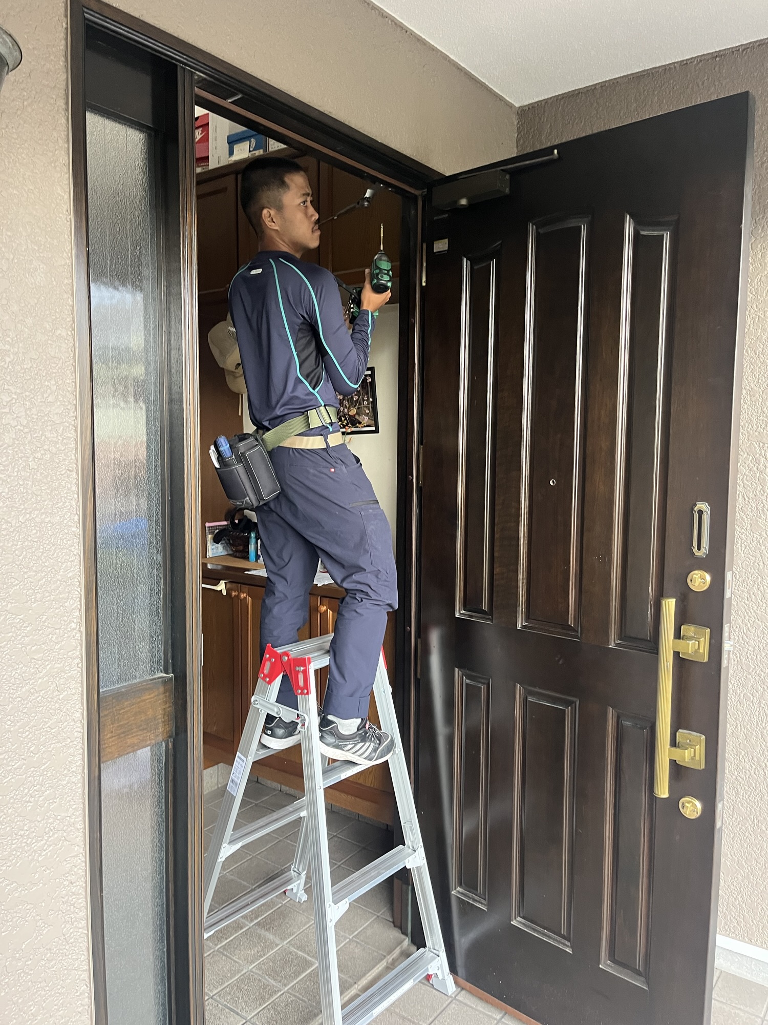 技能実習生がドアの工事をしているところ