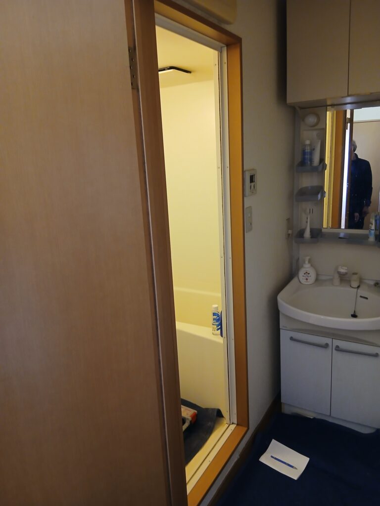 福岡市　浴室折戸　取替前