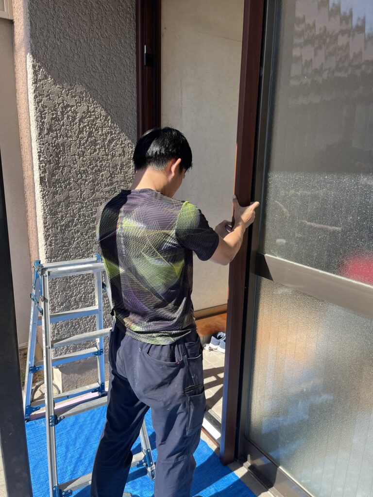 春日市　YKKAPドアリモ　施工中