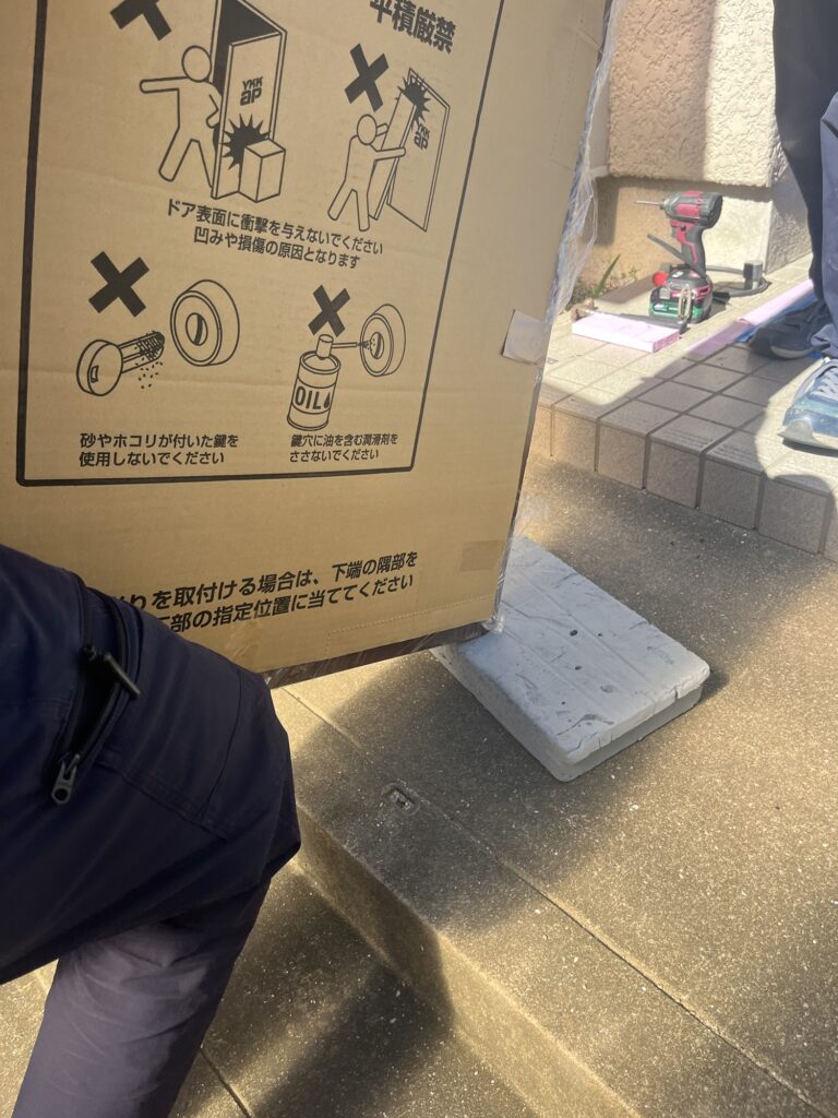 春日市　ドアリモ施工中