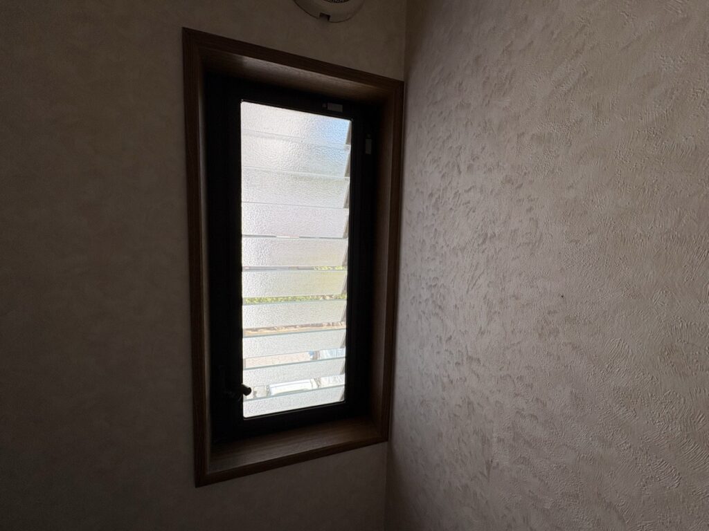 筑紫野市　ルーバー窓　内窓設置前