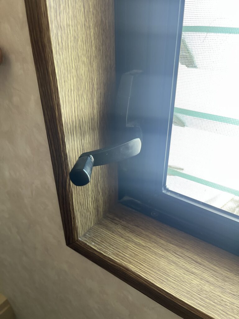 筑紫野市　ルーバー窓　内窓設置　オペレーターハンドル