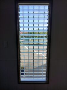 糟屋郡志免町でルーバー窓をカバー工法する前