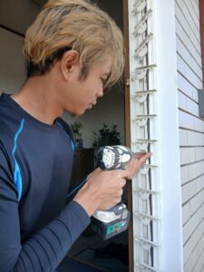 糟屋郡志免町で窓のカバー工法のため既存のルーバー窓の部材取外し