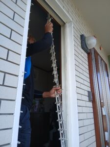 糟屋郡志免町でルーバー窓をカバー工法するための既存窓の部材取外し