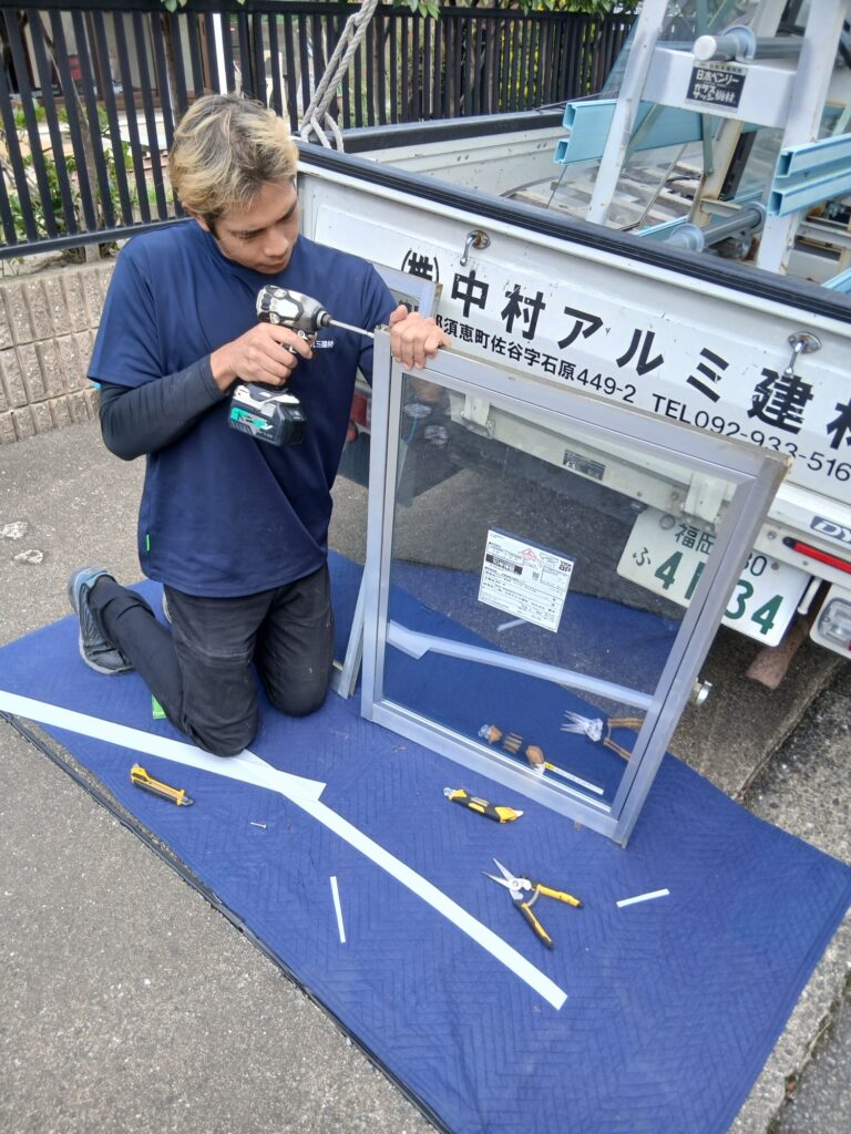筑紫野市でペアガラスにガラス取替新しいガラスの組み立て