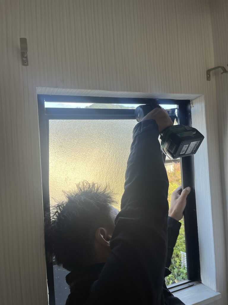 糟屋郡宇美町で窓のカバー工法のため既存窓を取り外し