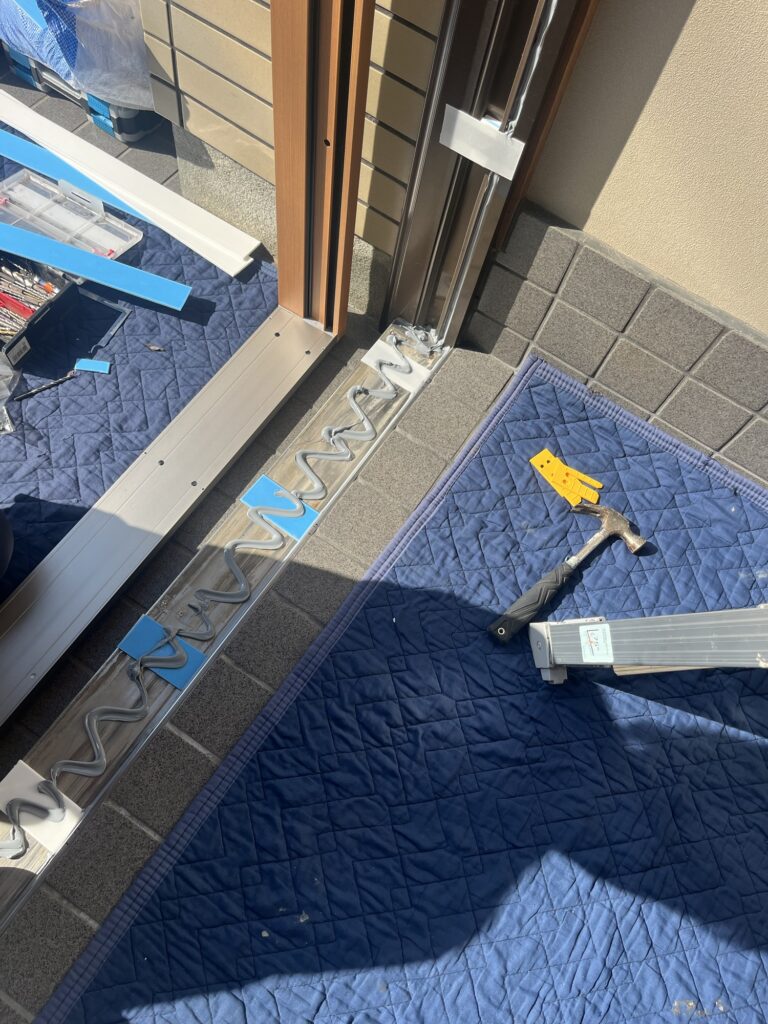 糟屋郡粕屋町で既存の玄関引戸枠を外して新しい枠を取り付け