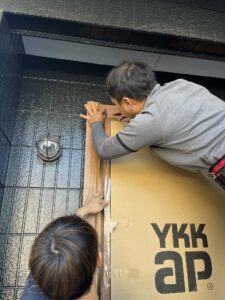 糟屋郡宇美町でドアリモ玄関ドアの外額縁取付中