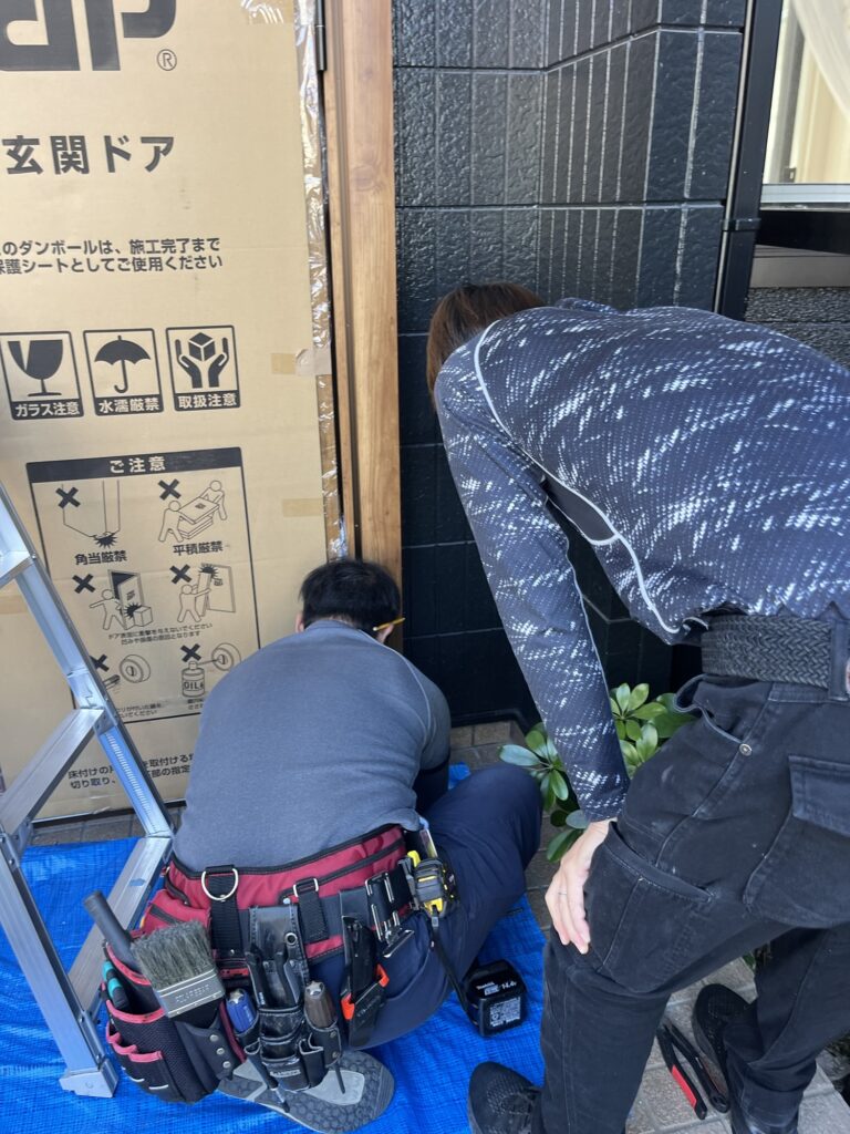 宇美町ドアリモ玄関ドアの額縁加工前の採寸中​