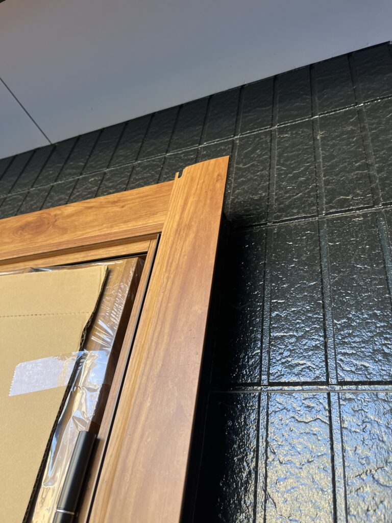 宇美町玄関ドアリモの外額縁の側面を取り付ける前​