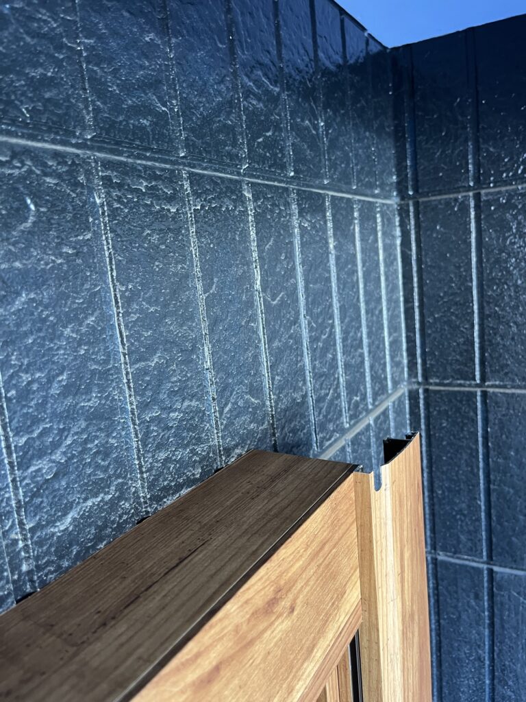 宇美町ドアリモ玄関ドアの外額縁取付前の上部