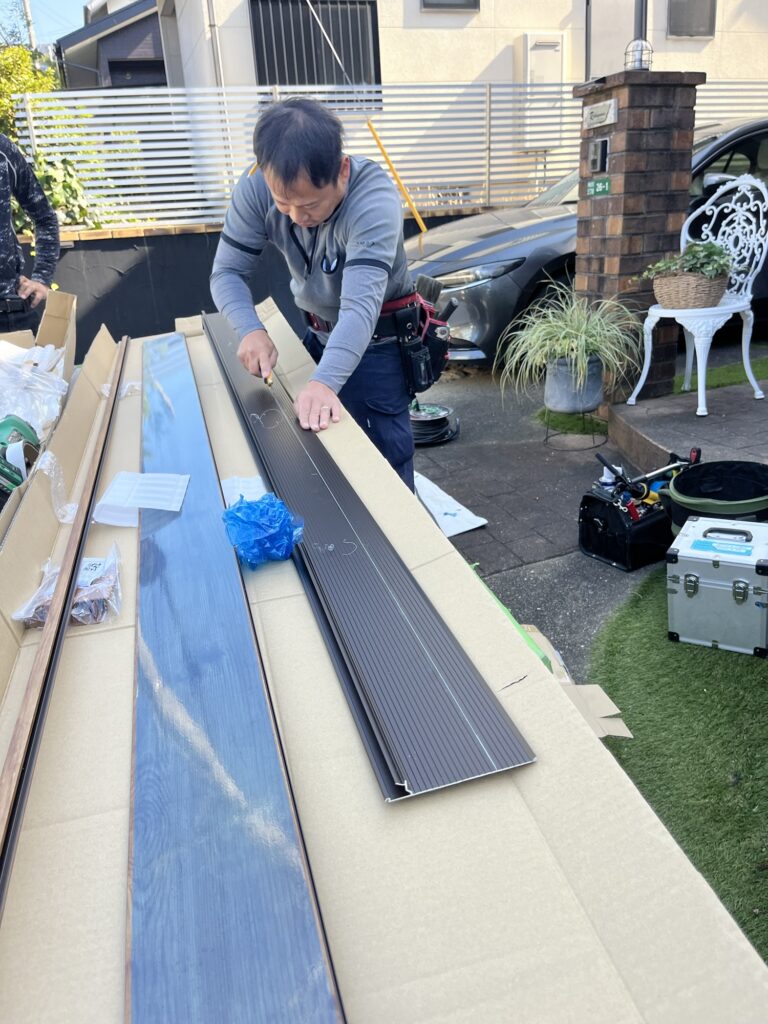 宇美町ドアリモ玄関ドアのアルミ額縁加工中