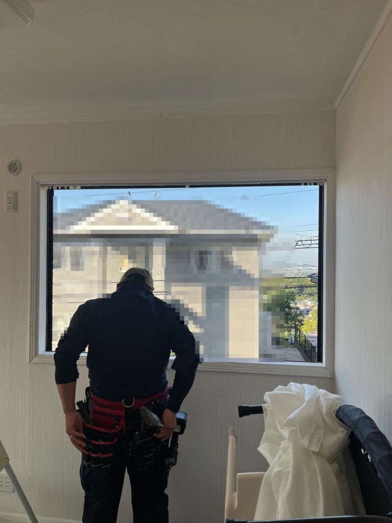 糟屋郡宇美町マドリモで引き違い窓を工事してます