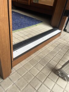福岡市南区ドアリモの下枠幅木取付