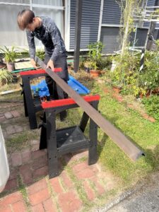 福岡市南区ドアリモ玄関ドアの外額縁加工中