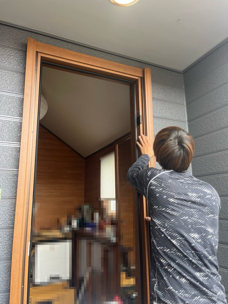 福岡市南区ですドアリモの部材取付中