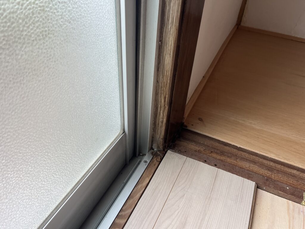 筑前町で内窓ふかし枠取付前の下枠