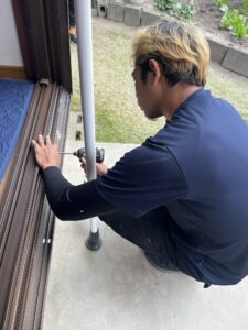 筑紫野市で窓交換作業中の下枠金具取り付け