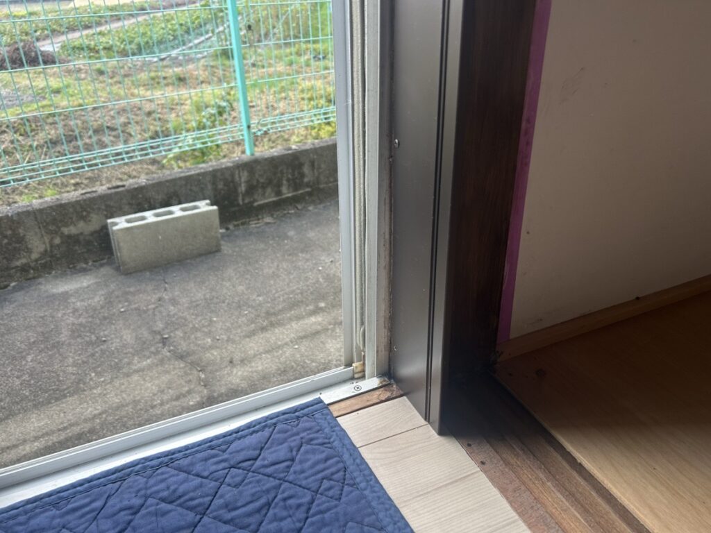 筑前町で内窓ふかし枠縦のアルミ下地取付​中