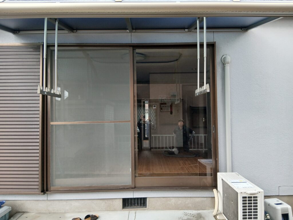 須惠町新原で窓カバー工法工事前