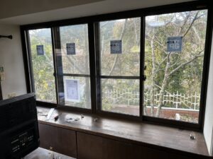 太宰府市御笠で出窓に内窓をつけている様子