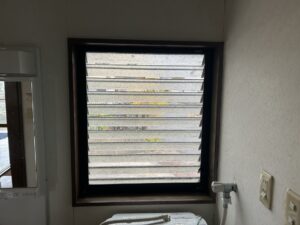 福岡市東区和白で洗面所のルーバー窓のマドリモ工事前の様子