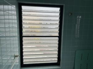 福岡市東区和白浴室ルーバー窓の　マドリモ施工後の様子