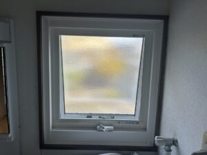 福岡市東区和白で洗面所のルーバー窓のマドリモ工事後の様子