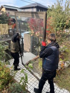 筑紫野市原で窓ガラスを取り外す様子
