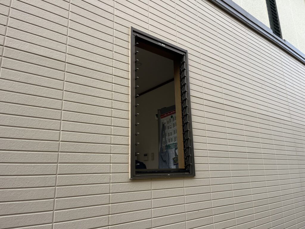 筑紫野市でルーバー窓を窓交換のためガラス取り外した後