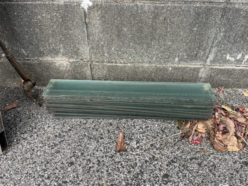 筑紫野市ルーバー窓のガラス