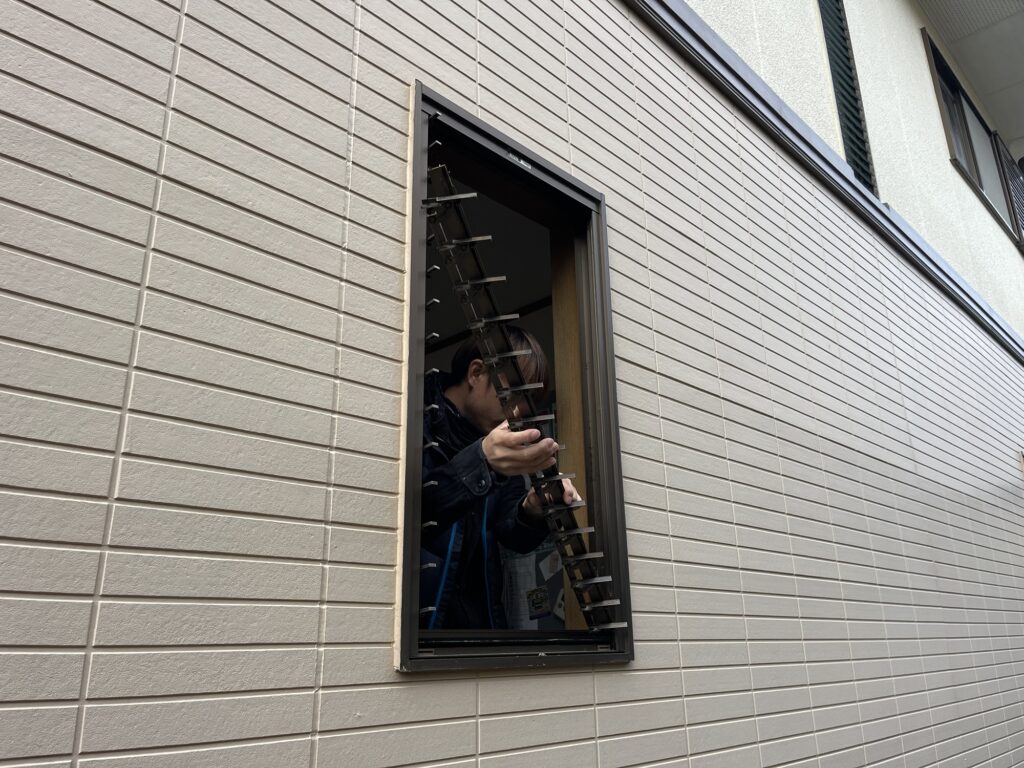 筑紫野市ルーバー窓の縦枠部材取り外し