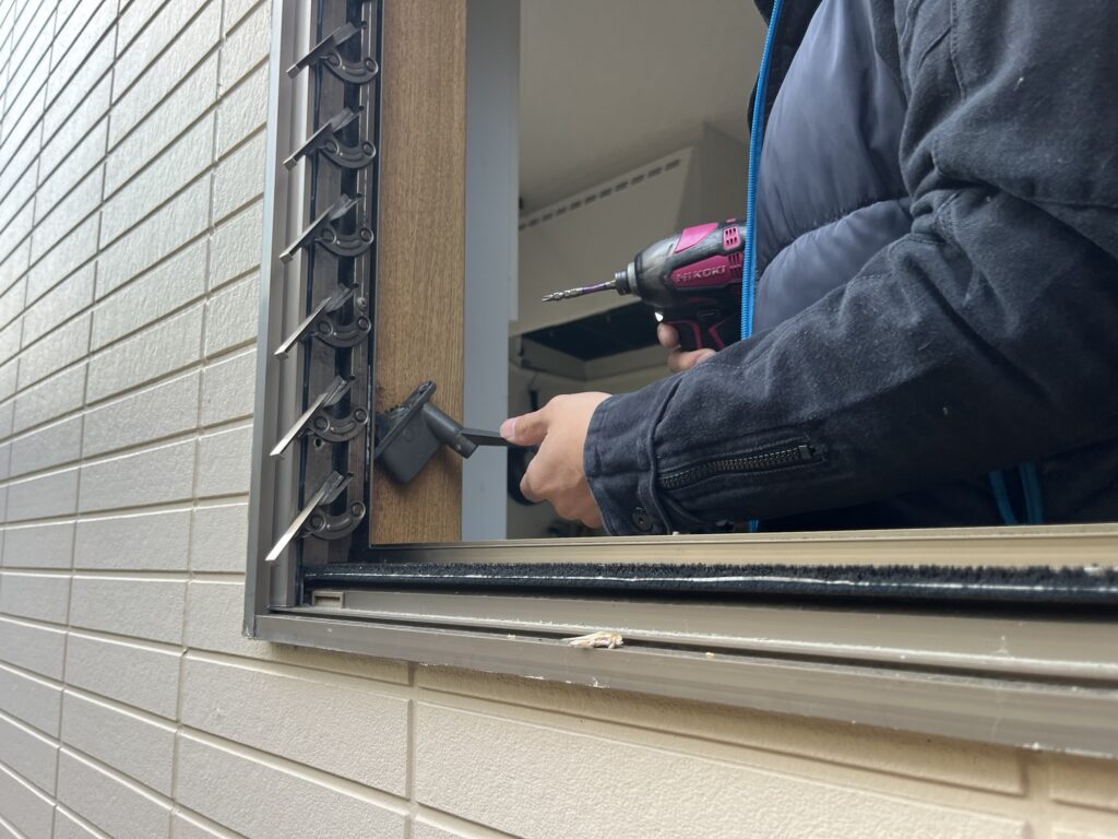 筑紫野市ルーバー窓のハンドル取り外し