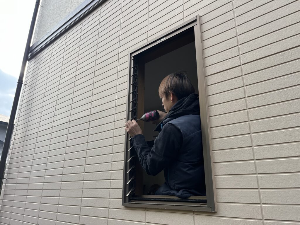 筑紫野市ルーバー窓の不要な部材を取り外しています