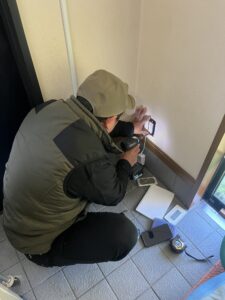 福岡市南区にてドアリモ電気錠の配線確認中