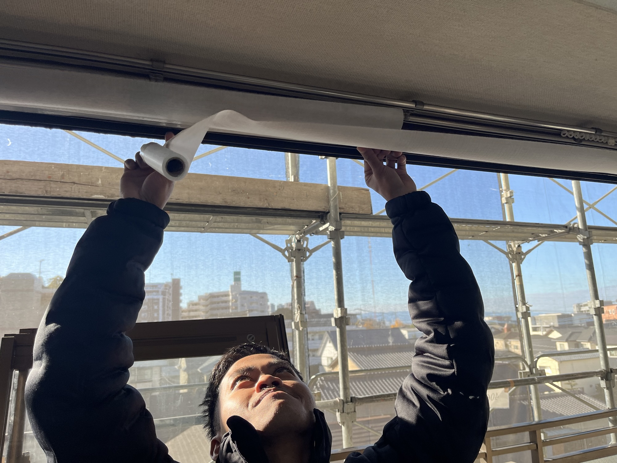 技能実習生が窓の工事をしているところ