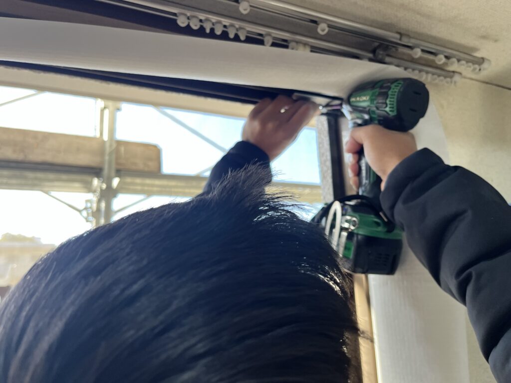 マンションマドリモ上枠アタッチメントの固定中