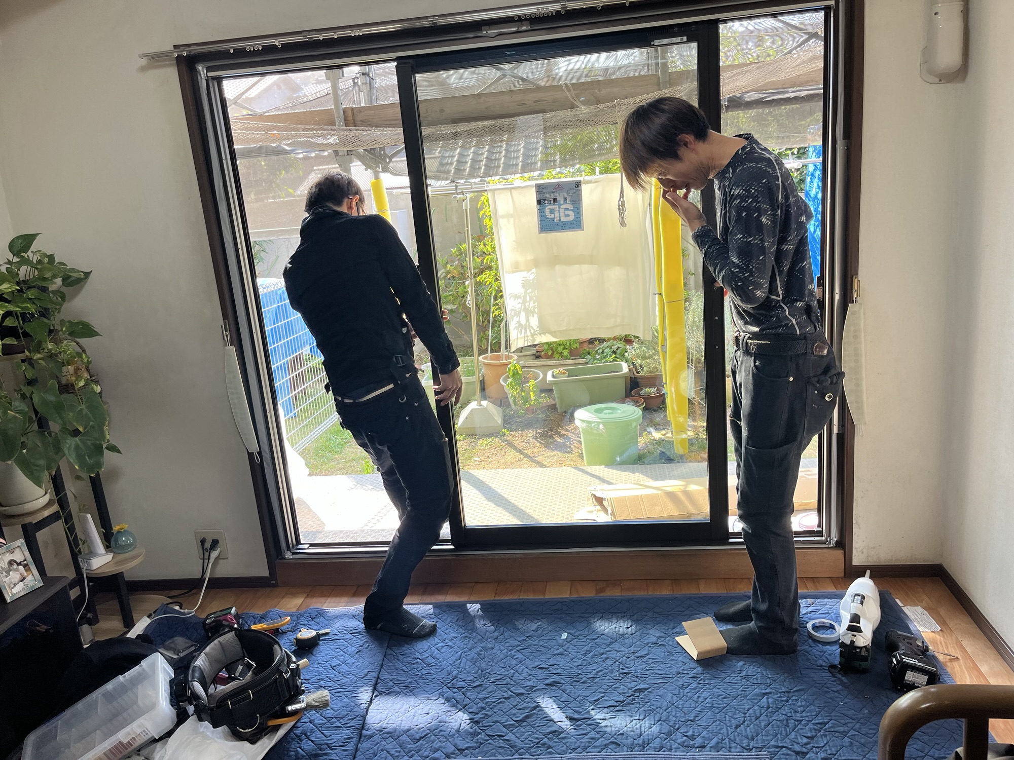 窓の工事で男性2人で窓をもっているところ
