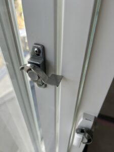 窓のクレセントが内窓と干渉している様子