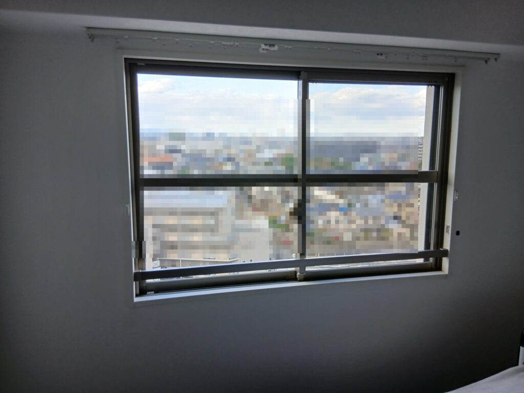 志免町別府西のマンションの腰窓のウチリモ施工前