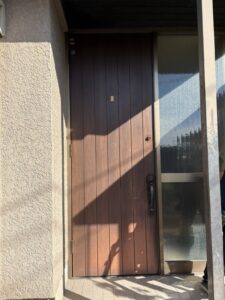 春日市でドアリモの玄関ドアを工事する前の様子