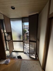 春日市でドアリモの玄関ドアを工事する前の室内からの様子