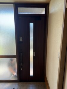 春日市でドアリモの玄関ドアを工事した後の室内からの様子