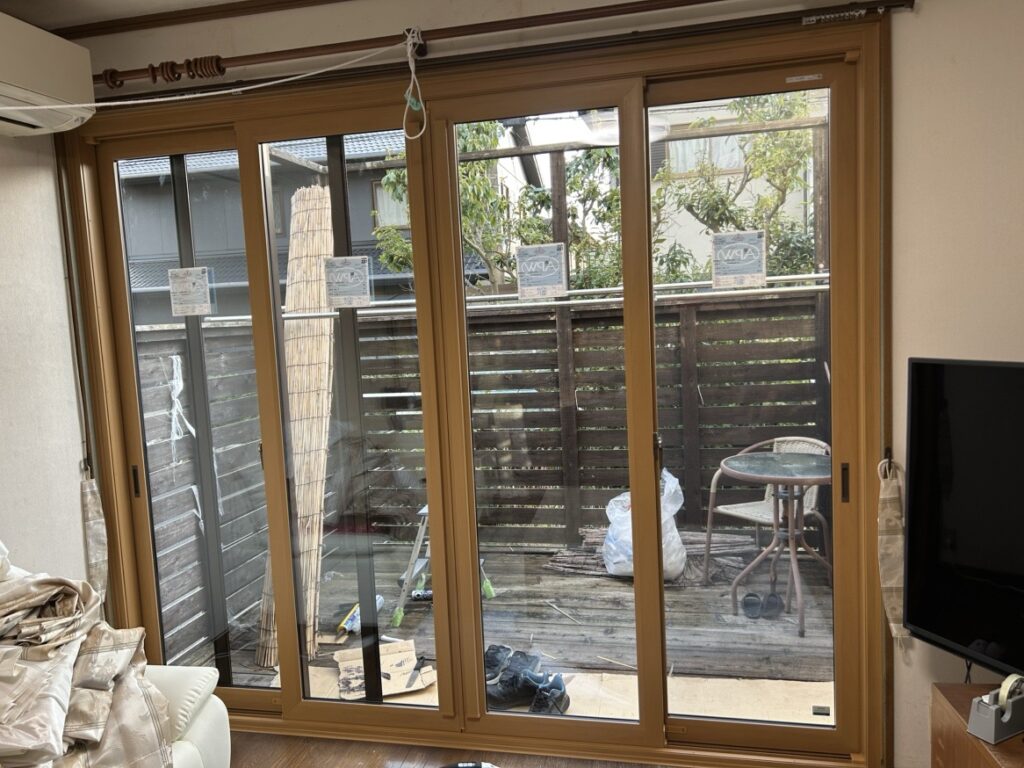 筑紫野市でリビングも掃き出し窓をマドリモで4枚建てにした様子